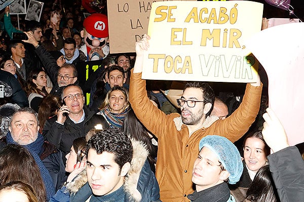 Familiares y amigos reciben con pancartas a los aspirantes al MIR 2024.