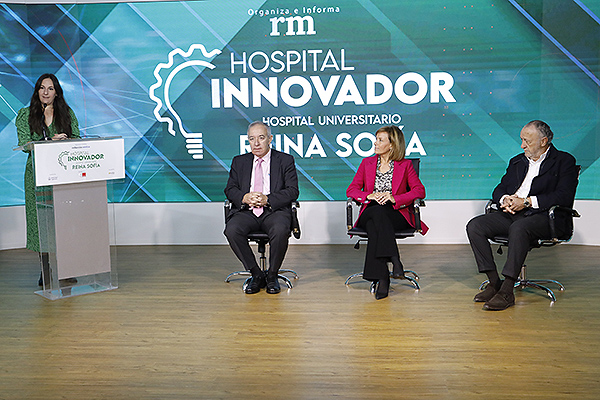 Elena González, jefa de Contenidos Sonoros de 'Redacción Médica'; José Soto, Valle García Sánchez y José María Pino.