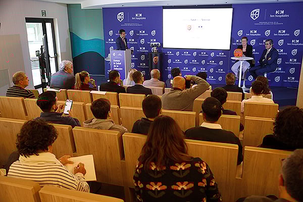 Aspecto de la sala durante la presentación de los detalles del acuerdo de colaboración por el cual el grupo hospitalario mantiene su condición de Proveedor Médico Oficial.