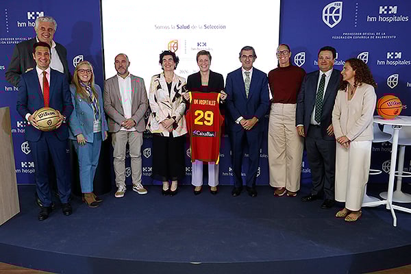 Foto de familia de los representantes de HM Hospitales y la FEB.