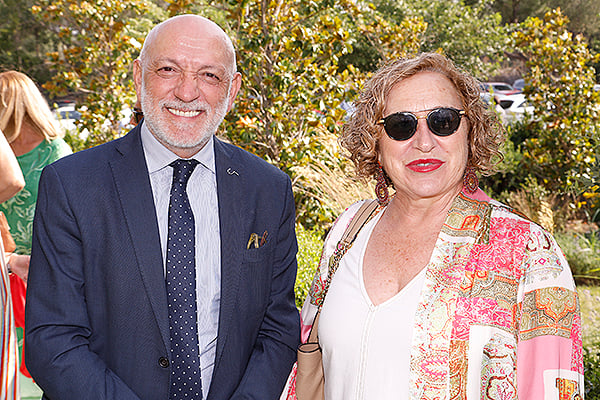 Rodrigo Gutiérrez; junto a María Teresa Marín, directora general de Humanización y Atención Sociosanitaria de la Consejería de Sanidad de Castilla-La Mancha.
