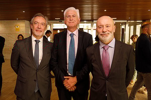 Carlos Pinto, CEO de MBA; Jesús Pérez, director de Acceso al Mercado de MBA Surgical Empowerment.; y José Antonio Garrido,  gerente territorial de MBA.