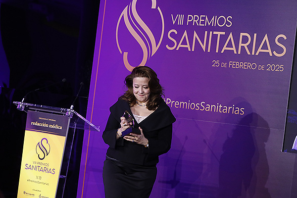 Fátima Matute junto a su premio.