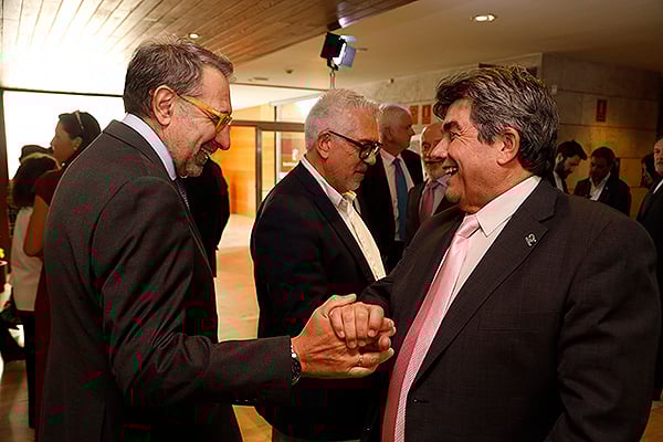 Jesús Fernández Sanz saluda a Cesáreo Peco, director gerente de la gerencia de atención integrada de Puertollano.