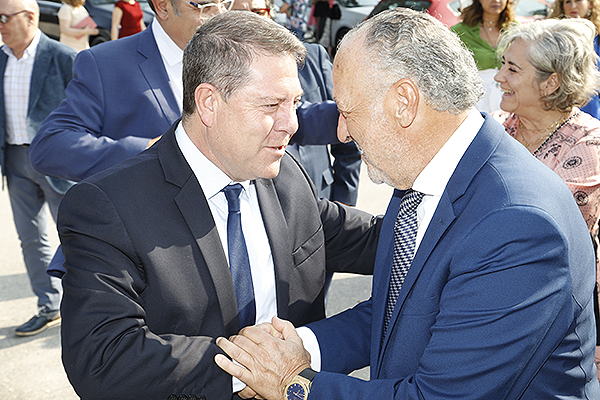García-Page saluda a José María Pino. 