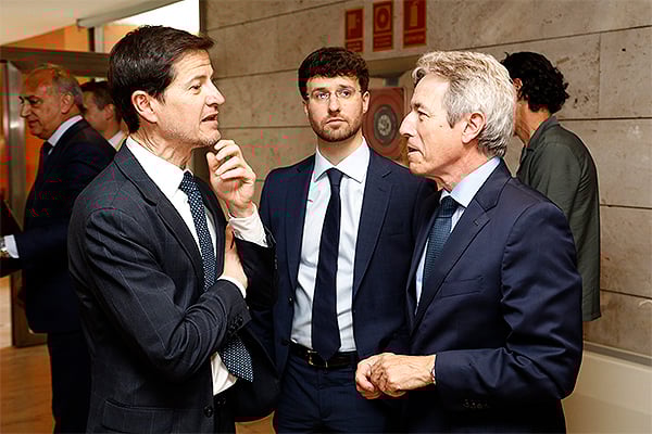 Óscar López Saluda a Adolfo Ezquerra, director de Asuntos Públicos de Novo Nordisk.