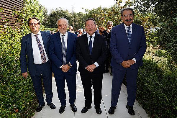 José María Vergeles, vicepresidente segundo y consejero de Sanidad y Políticas Sociales en funciones de la Junta de Extremadura; José María Pino, presidente-editor de Redacción Médica; Emiliano García-Page, presidente de Castilla-La Mancha; junto a Jesús Fernández Sanz, consejero de Sanidad castellanomanchego, ambos en funciones.