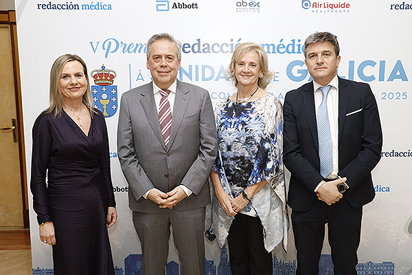 Antonio Gómez Caamaño posa con el equipo de Abbott: Victoria Sotomayor, gerente de Relaciones Institucionales y Acceso al Mercado; Teresa García Molina, directora de Relaciones Institucionales de España y Portugal; y José María Barranco, director de Acceso al Mercado y Ventas de Diabetes Care.