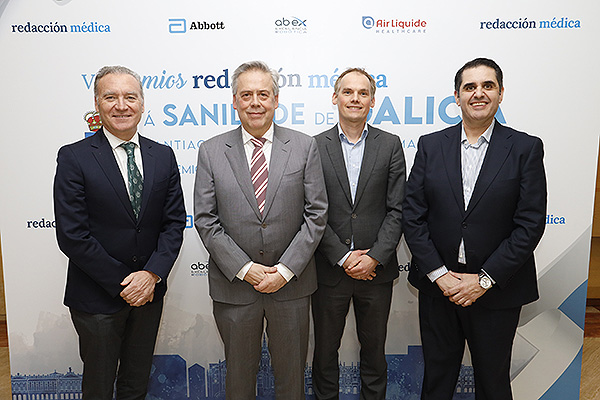 Antonio Gómez Caamaño posa con el equipo de Air Liquide: Julio de la Rosa, director Relaciones Institucionales y Acceso al Mercado; Michael Thomas, director General de la División de Gases Medicinales; y Manuel Pacheco, director de Terapias Respiratorias.