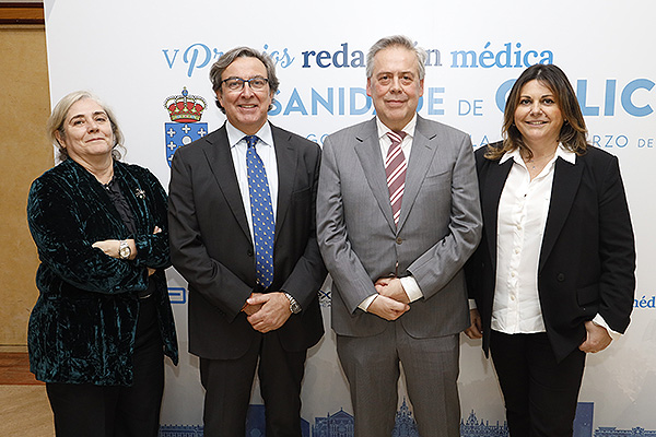 Antonio Gómez Caamaño posa con el equipo de Abex Excelencia Robótica: Nuria de Diego, directora de Área de Ventas; Juan López Cazorla, National Sales Director para España y Portugal; y Ana Salvia González, directora de Ventas Zona Norte de España.
