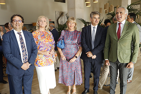 José María Vergeles; María Teresa García; directora de Government Affairs de Abbott; María Luz López-Carrasco, directora de la División Vascular de Abbott; Ceciliano Franco, director gerente del Servicio Extremeño de Salud; y Enrique Ruiz Escudero, exconsejero de Sanidad de la Comunidad de Madrid.