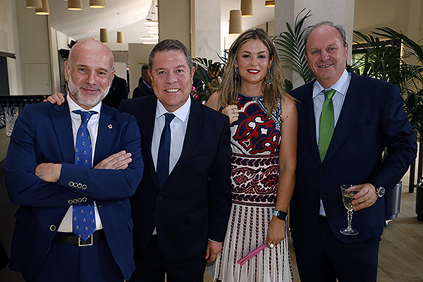 Luis Mosquera, director general de Carburos Médica Sur Europa; Emiliano García-Page; Rut García, subdirectora de la División Médica de Carburos Metálicos; y Javier Godoy, director de Relaciones Institucionales para el Sur de Europa y West África de Carburos Metálicos. 