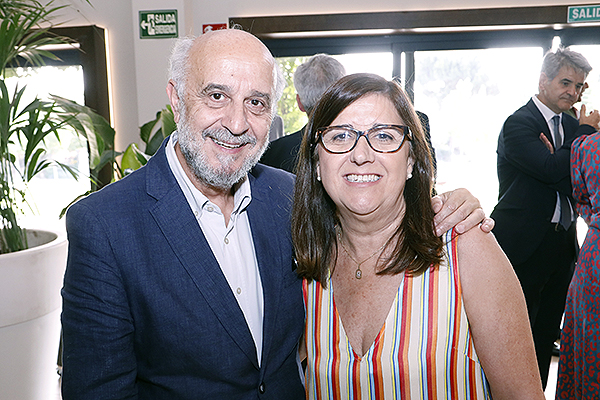 Rafael Perezagua, secretario general de la Presidencia de Castilla-La Mancha y Regina Leal, gerente del Sescam. 