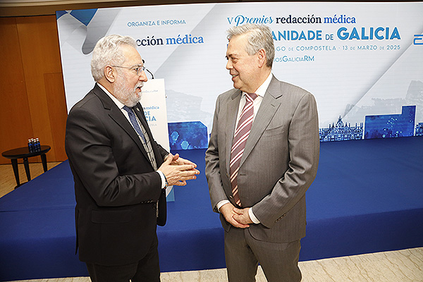 Miguel Santalices, presidente del Parlamento de Galicia, charla con Antonio Gómez Caamaño.