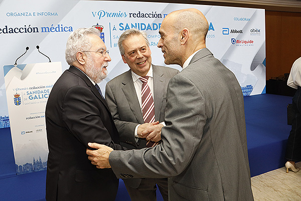 Miguel Santalices, presidente del Parlamento de Galicia; Antonio Gómez Caamaño; y Ricardo López.