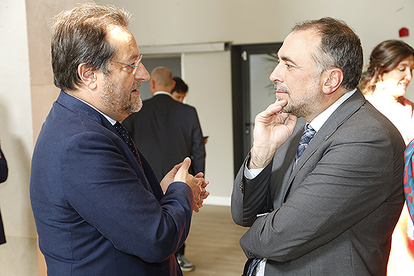 Fernando Prados charla con Julio García Comesaña. 