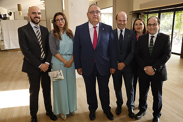 Álvaro Muñoz, director general de Calidad e Infraestructuras Sanitarias del Servicio de Salud de Castilla y León; Fermina Martín, jefa de Gabinete de la Consejería de Sanidad de Castilla y León; Alejandro Vázquez, consejero de Sanidad de Castilla y León; Jesús García-Cruces; Sonia Martín, directora general de Planificación Sanitaria, Investigación e Innovación de la Consejería de Sanidad de Castilla y León; y Israel Diego Aragón, secretario general de Sanidad de Castilla y León.