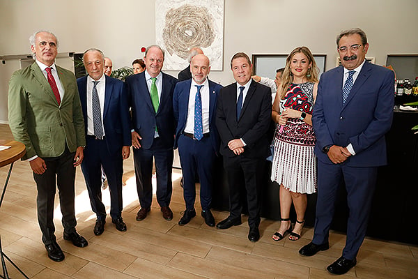 Enrique Ruiz Escudero; José María Pino; Javier Godoy, director de Relaciones Institucionales para el Sur de Europa y West África de Carburos Metálicos; Luis Mosquera, director general de la División de Carburos Médica para el Sur de Europa y Magreb; Emiliano García Page; Rut García, subdirectora de la División Médica de Carburos Metálicos; y Jesús Fernández Sanz.