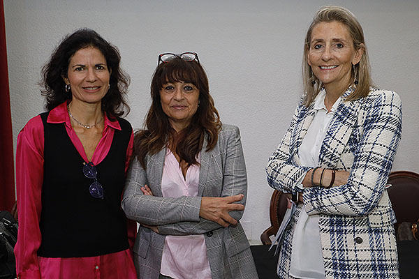 Raquel Navarro; María Cruz Martín Delgado, jefa del Servicio de Medicina Intensiva del Hospital 12 de Octubre (Madrid) y miembro de la Sociedad Española de Medicina Intensiva, Crítica y Unidades Coronarias (SEMICYUC); y Carmen Aláez, adjunta a la Secretaría General de Fenin.