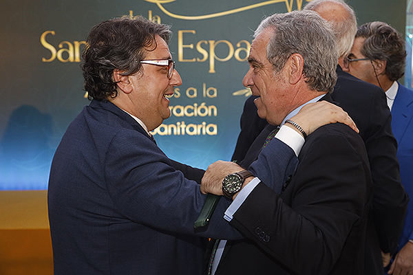 José María Vergeles charla con Jesús Aguilar, presidente del Consejo General de Farmacéuticos de España. 