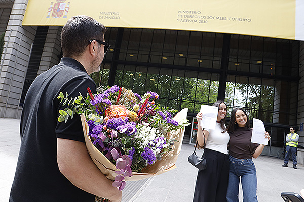 Un padre espera emocionado a la salida de su hija tras elegir una plaza PIR.