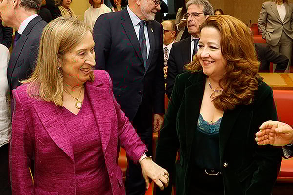 Ana Pastor saluda a Fátima Matute.
