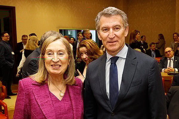 Ana Pastor, exministra de Sanidad y presidenta de AMA; y Alberto Núñez Feijóo, presidente del Partido Popular.