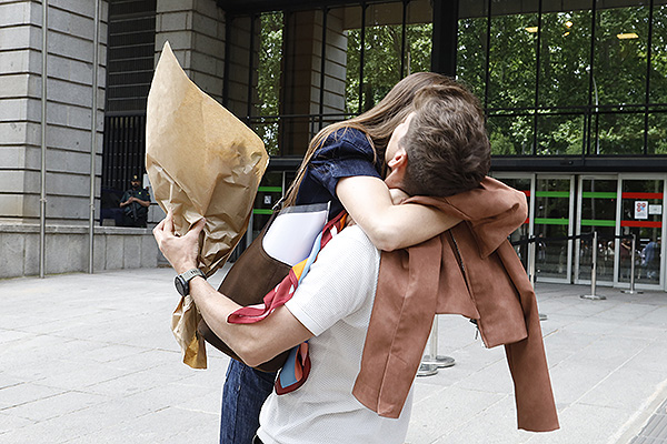 Familiares y aspirante a plaza PIR emocionados.