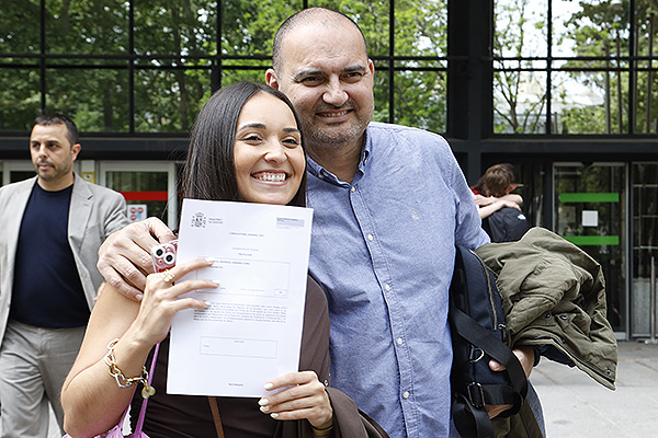 Un aspirante posa con su plaza PIR.