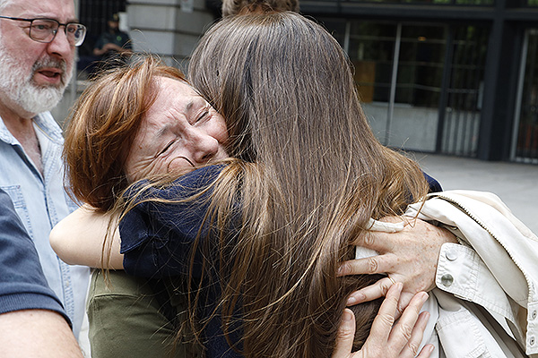 Abrazos y lágrimas tras elegir la plaza PIR.