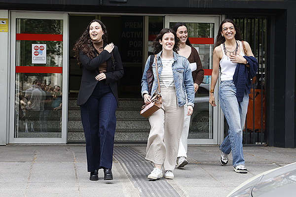 Cuatro aspirantes salen del ministerio tras conseguir su plaza. 