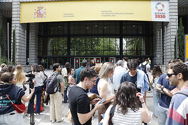 Familiares y amigos esperando a los aspirantes en las puertas del Ministerio de Sanidad. 