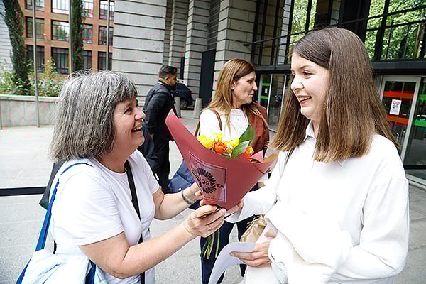 Familiares reciben con alegría y flores a la nueva FIR.