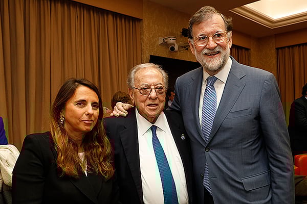 Raquel Murillo, directora general de AMA; Diego Murillo, presidente de honor de AMA; y Mariano Rajoy, expresidente del Gobierno de España.