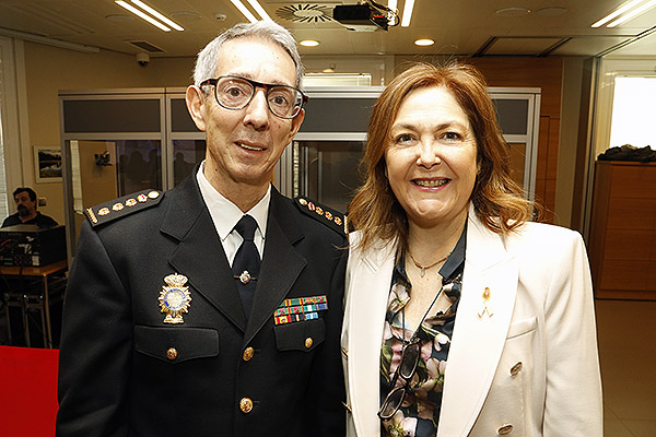 Manuel Yanguas, interlocutor policial sanitario; y María Isabel Moya, Vicepresidencia primera del CGCOM.