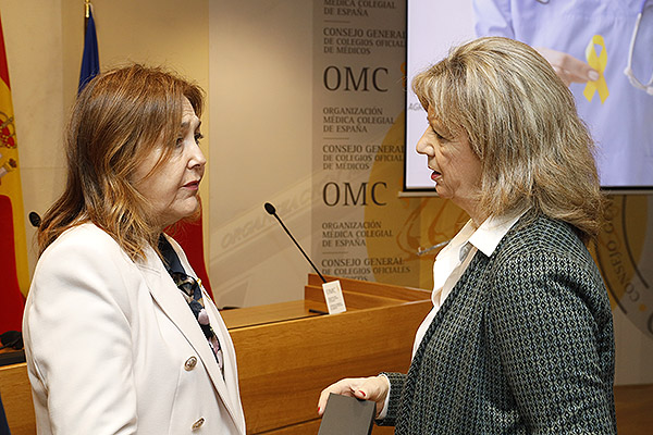 María Isabel Moya saluda a Elvira Velasco.