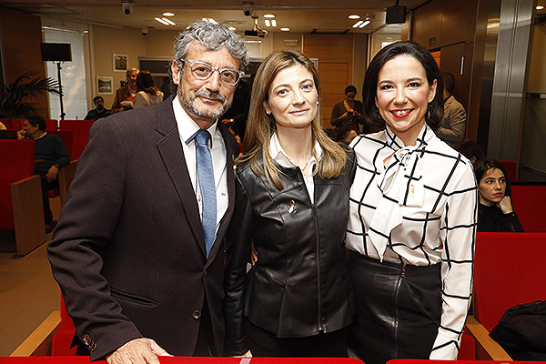 Joan Carrera, vicesecretario y vicetesorero del Consejo de Dentistas de España; Elena Carrascosa, presidenta de Consejo General de Podología de España; y Raquel Martínez, secretaria general del Consejo General de Farmacéuticos.