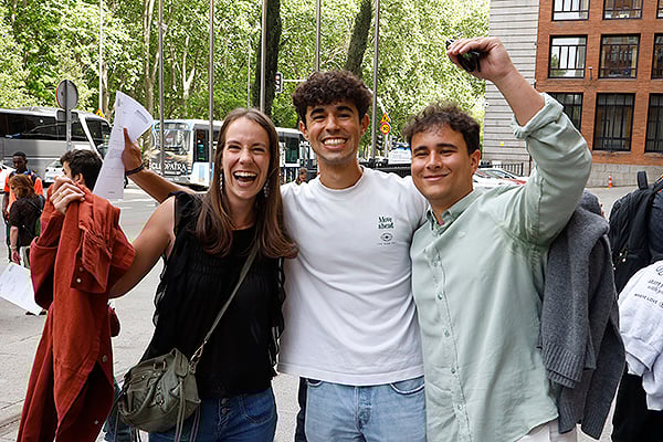 Nuevos FIR celebran su elección a la salida del Ministerio de Sanidad.