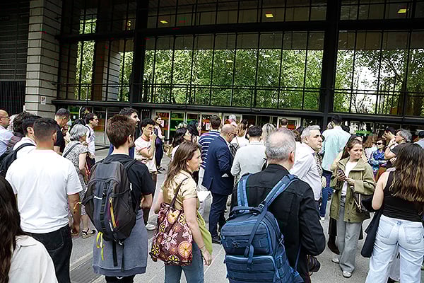 Familiares y amigos esperan a las puertas del Ministerio de Sanidad para recibir a los nuevos FIR.