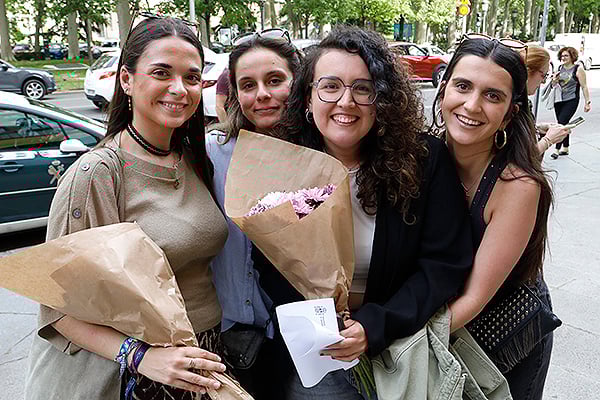 Amigas apoyan con un abrazo a la nueva FIR.