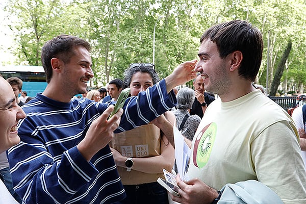 Ambiente de alegría tras elegir plaza los FIR. 