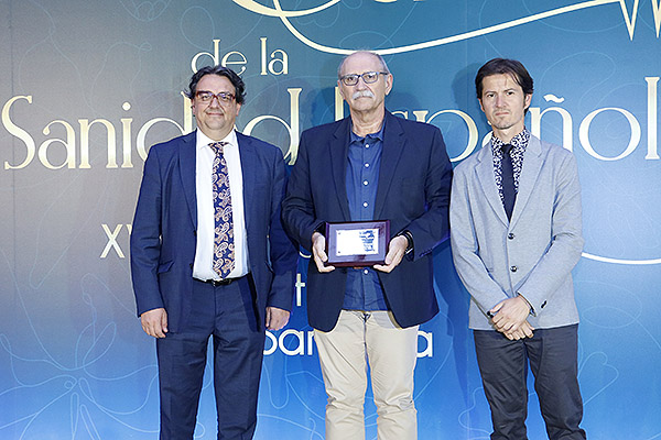 María José Vergeles, vicepresidente segundo y consejero de Sanidad y Políticas Sociales en funciones de la Junta de Extremadura; José Antonio de la Rica, director de Atención Sociosanitaria del Departamento de Salud del País Vasco; y Óscar López, director de Redacción Médica. 