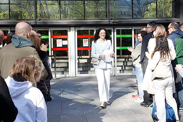 Marina Garrido, número uno del EIR, sale radiante.