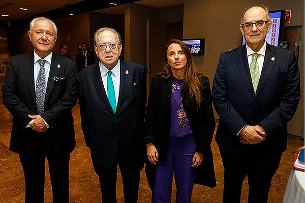 Francisco Vicente Mulet, consejero de AMA; Diego Murillo, presidente de esta asociación; Raquel Murillo, directora del ramo de Responsabilidad Civil; y Luis Campos, vicepresidente.