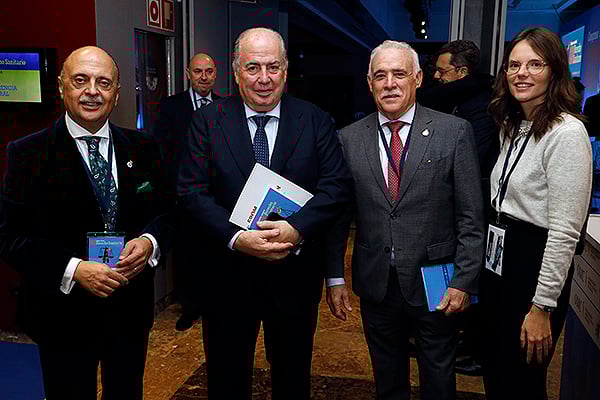Pedro Hidalgo,  presidente del Colegio de Médicos de Badajoz; Ricardo De Lorenzo, expresidente de  la Asociación Española de Derecho Sanitario; Enrique Guilader, tesorero de la OMC; y Nuria Masats, asesora jurídiaca de la OMC.