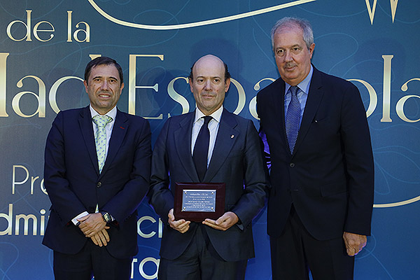 Juan Fernando Muñoz, secretario general de Salud Digital, Información e Innovación del Sistema Nacional de Salud (SNS); Jesús García-Cruces, viceconsejero de Asistencia Sanitaria, Planificación y Resultados en Salud de la Consejería de Sanidad de Castilla y León; y Luís Mayero, consejero y delegado de Asisa en Madrid. 