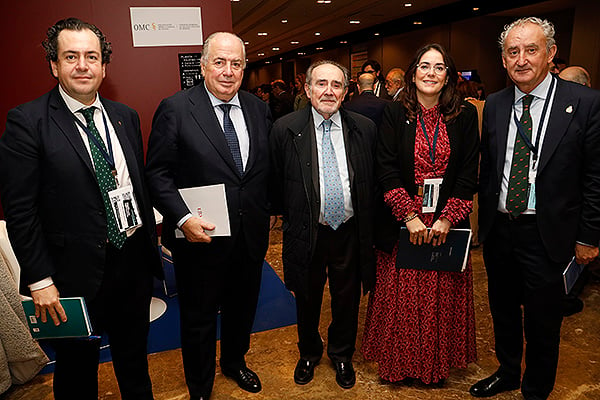 Ricardo De Lorenzo Aparici, socio-director de Nuevas Tecnologías de De Lorenzo Abogados; Ricardo De Lorenzo; Joaquín Poch, presidente de la Real Academia Nacional de Medicina; Ofelia De Lorenzo, presidenta la Asociación Española de Derecho Sanitario; y Tomás Cobo.