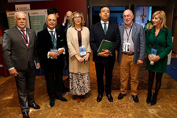 Enrique Gilabert, tesorero del Cgcom; Pedro Hidalgo, presidente del Colegio de Médicos de Badajoz; Rosa Arroyo, vicepresidenta segunda del Cgcom, Óscar Castro, presidente del Consejo de Dentistas; y Virginia Izura, tesorera del Colegio de Médicos de Murcia.