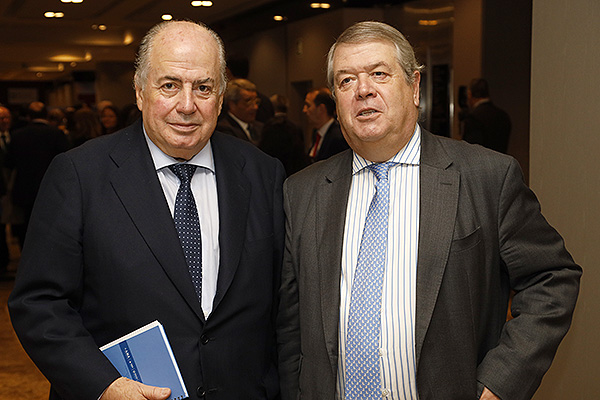 Ricardo De Lorenzo junto a César Tolosa Tribiño, magistrado del Tribunal Constitucional.