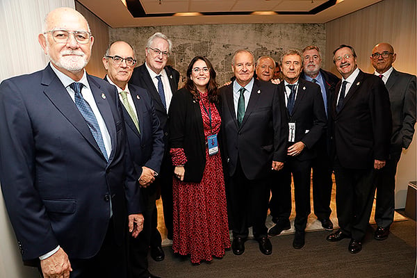 El consejo de AMA posa junto a Ofelia De Lorenzo.